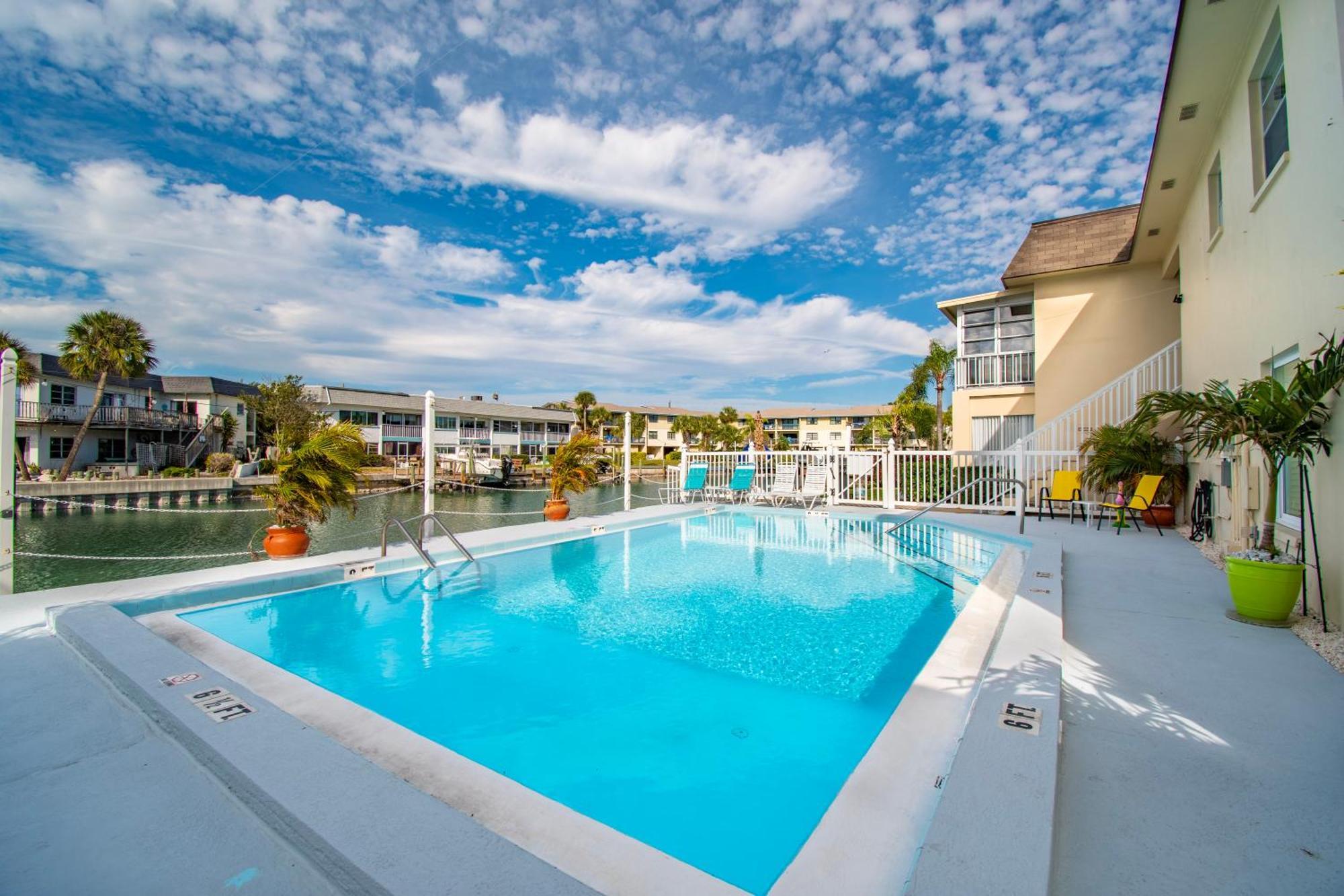 Апартаменты Funshine Pointe Capri Сант Пит Бич Экстерьер фото
