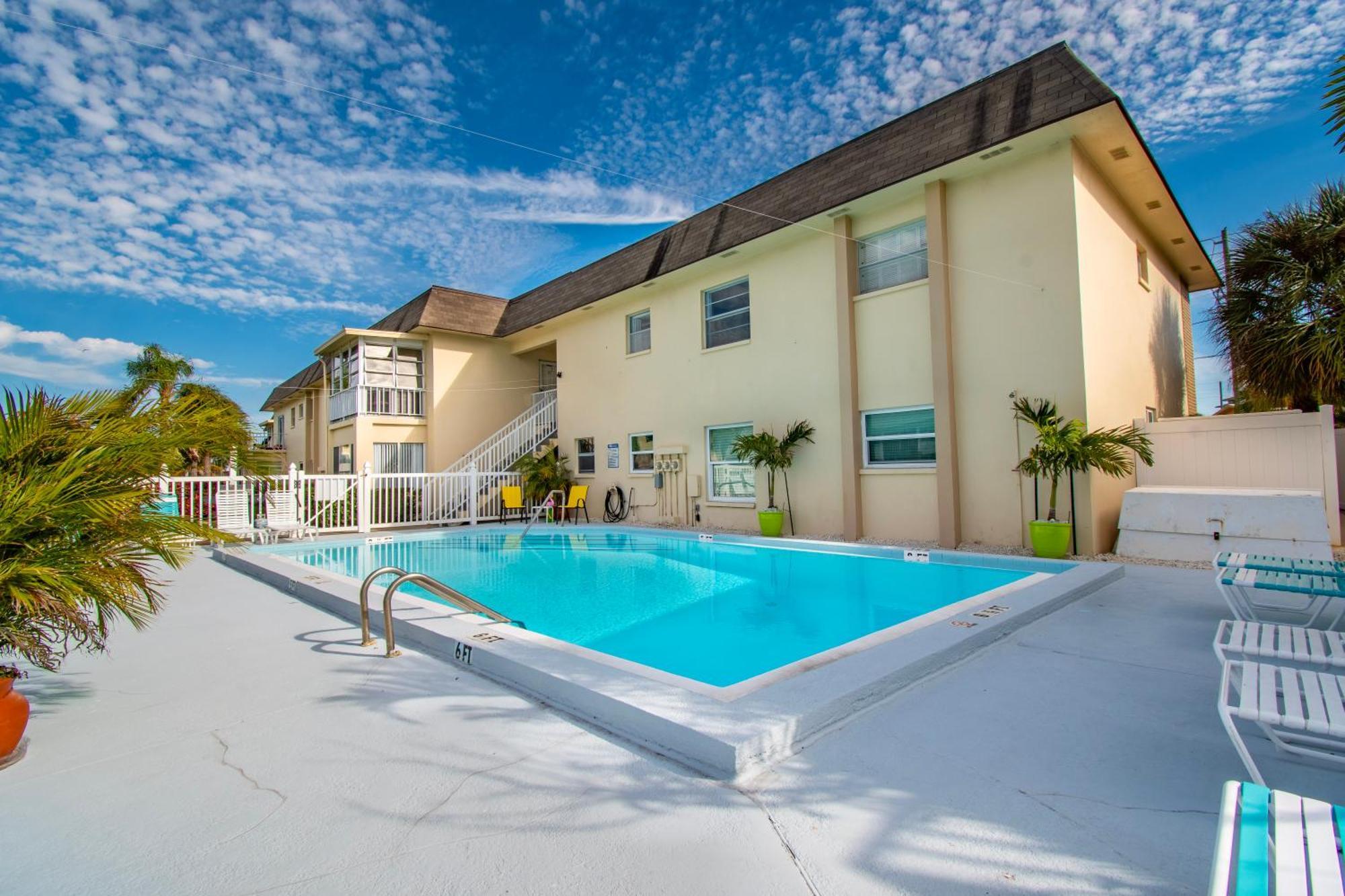 Апартаменты Funshine Pointe Capri Сант Пит Бич Экстерьер фото