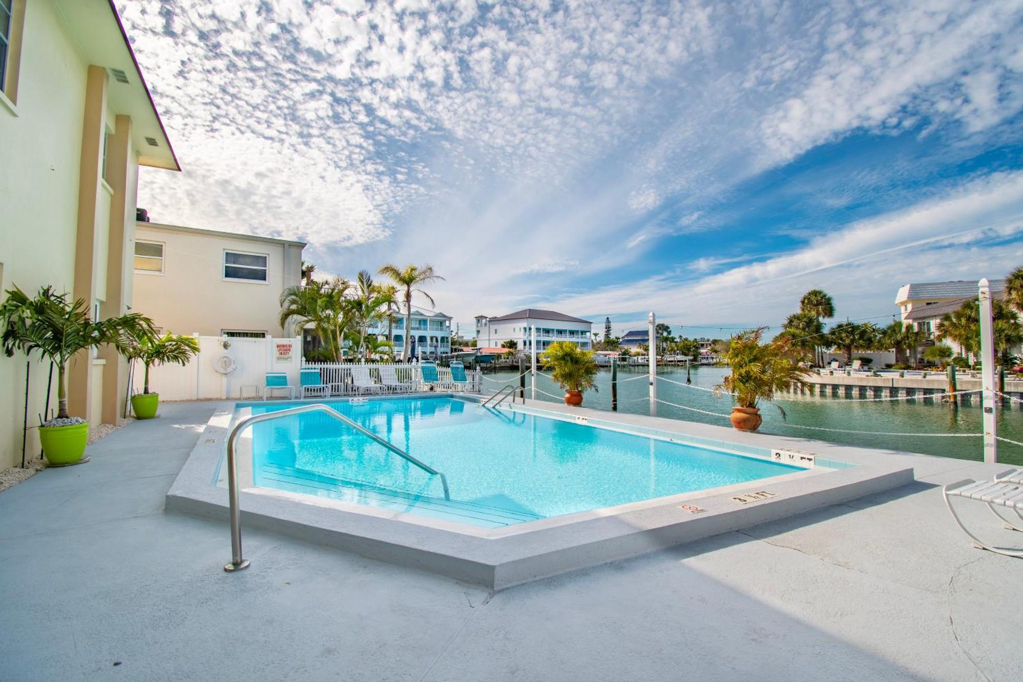 Апартаменты Funshine Pointe Capri Сант Пит Бич Экстерьер фото